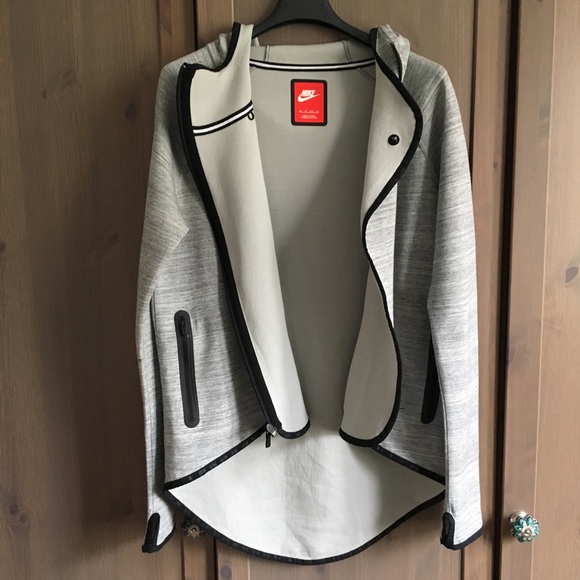 NWOT Nike Tech Fleece Hoodie in Gray - Picture 6 of 8